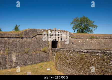 Verteidigungsmauern der Festung Valenca do Minho, einer historischen Stadt in der Provinz Viana do Castelo, Portugal. Die ersten Mauern wurden in der gebaut Stockfoto