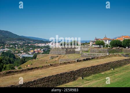 Verteidigungsmauern der Festung Valenca do Minho, einer historischen Stadt in der Provinz Viana do Castelo, Portugal. Stockfoto