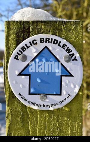 Öffentliches Brückenpfeilschild mit blauem Pfeil am Pfosten im Bezirk Milton Keynes. Stockfoto