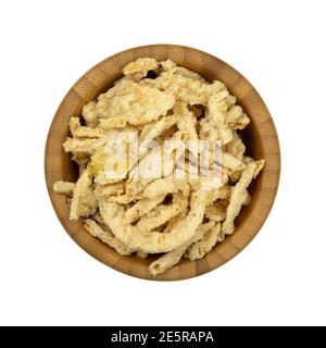 Blick von oben auf eine kleine Holzschüssel gefüllt mit panierten frittierten Zwiebeln isoliert auf einem weißen Hintergrund. Stockfoto