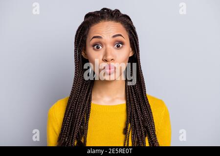 Foto von jungen afro amerikanischen Mädchen braune Haare erstaunt pouted Lippen isoliert über grauem Hintergrund Stockfoto