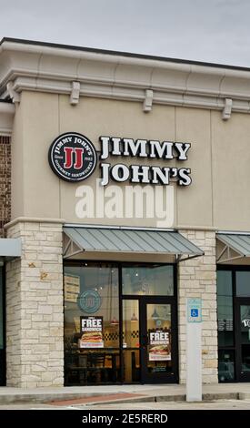 Humble, Texas USA 01-01-2020: Jimmy Johns Storefront in Humble, TX im vertikalen Format. American Sandwich Fast Food Restaurantkette, gegründet 1983. Stockfoto