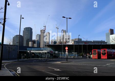 LONDON - 28. JANUAR 2020: Busbahnhof Stratford mit Stratford City International Quarter und Westfield im Hintergrund. Stockfoto