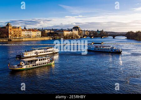 Prag, Tschechien - 14. Dezember 2017: Touristische Schiffe auf der Moldau. Stockfoto