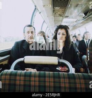 VICKY LEANDROS, griechische Sängerin, nimmt am Grand Prix Eurovision de la Chanson teil in Edinburgh, 1972, hier im Bus mit seinem Vater, Sänger und Texter LEO LEANDROS. VICKY LEANDROS, griechische Sängerin, sie nimmt am Gesangswettbewerb Grand Prix Eurovision de la Chanson in Edingurgh, 1972, auf dem Foto VICKY LEANDROS und ihr Vater, Sänger und Songwriter LEO LEANDROS. Stockfoto