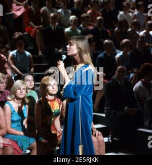 FRANCOISE HARDY, französische Chorsängerin und Schauspielerin bei einem Auftritt in Deutschland, 1966. FRANCOISE HARDY, französische Chansonsängerin und Filmschauspielerin während einer Performance in Deutschland, 1966. Stockfoto