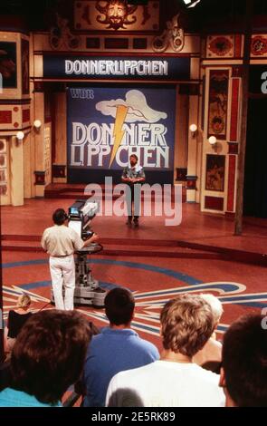 Donnerlippchen – Spiele ohne Gewähr, Spielshow, Deutschland 1986 - 1988, Moderator Jürgen von der Lippe vor der Kamera im Studio. Stockfoto