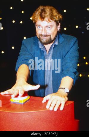 Hast Du Worte, Spielshow, Deutschland 1992, Moderator Jürgen von der Lippe am Buzzer Stockfoto