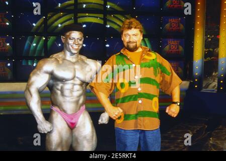 Hast Du Worte, Spielshow, Deutschland 1992, Moderator Jürgen von der Lippe beim Posen mit einem Bodybuilder Stockfoto