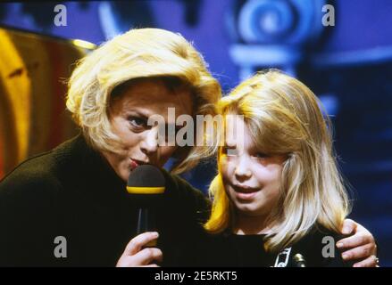 WWF Club, Unterhaltungsshow, Deutschland 1980 - 1990, Moderatorin Marijke Amado mit dem Gaststar, dem Stimmwunder Sandra Schwarzhaupt. Stockfoto