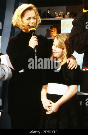 WWF Club, Unterhaltungsshow, Deutschland 1980 - 1990, Moderatorin Marijke Amado mit dem Gaststar, dem Stimmwunder Sandra Schwarzhaupt. Stockfoto