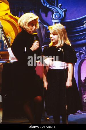 WWF Club, Unterhaltungsshow, Deutschland 1980 - 1990, Moderatorin Marijke Amado mit dem Gaststar, dem Stimmwunder Sandra Schwarzhaupt. Stockfoto