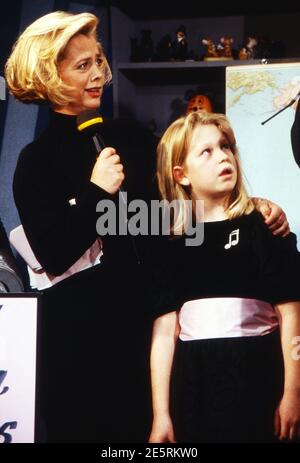 WWF Club, Unterhaltungsshow, Deutschland 1980 - 1990, Moderatorin Marijke Amado mit dem Gaststar, dem Stimmwunder Sandra Schwarzhaupt. Stockfoto