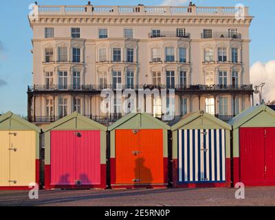 Die Strandhütten an der Hove Promenade, Brighton Stockfoto
