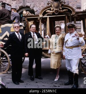 Walter Schmidinger als Staatssekretär Clausthaler und Georg Marischka als der Ministerpräsident empfangen Michaela May als Königliche Hoheit Katharina von Mandalia und Thomas Tipton als Colonel Montgomery in Kir Royal, Folge 5: Königliche Hoheit, Regie: Helmut Dietl, 1986. Walter Schmidinger als Staatssekretär und Georg Marischka als Premierminister begrüßen Michaela May als Ihre königliche Majestät Katharina von Mandalia und Thomas Tipton als Oberst Montgomery in Kir Royal, Folge 5: Königliche Hoheit, Regie: Helmut Dietl, 1986. Stockfoto