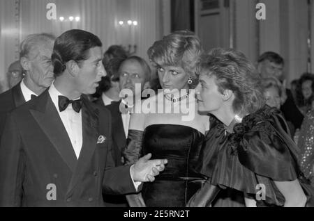 Prinz Charles, Prinzessin Diana und Monika Kohlmeier unterhalten sich während der Pause in der Münchner Oper beim Abendprogramm im Nationaltheater. Es wird von Mozart die Hochzeit des Figaro, 1987. Prinz Charles und Prinzessin Diana im Gespräch mit Monika Kohlmeier während des Abendprogramms am Nationaltheater, als Mozarts Hochzeit des Figaro in der Münchner Oper 1987 in Pause ist. Stockfoto