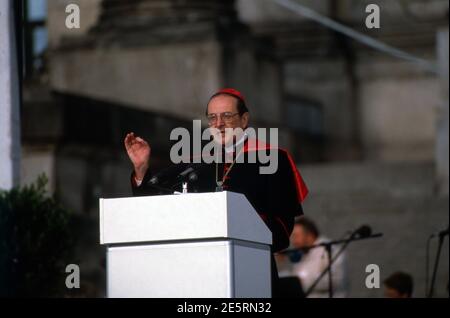 JOACHIM KARDINAL MEISNER, deutscher Theologe, Erzbischof von Köln, 1990. JOACHIM KARDINAL MEISNER, deutscher Theologe, Erzbischof von Köln, 1990. Stockfoto