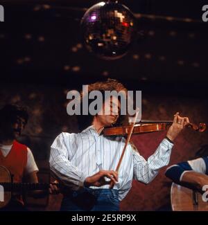 ANGELO BRANDUARDI, italienischer Musiker und Sänger, ein Cantautore, bei einem TV Auftritt, 1982. ANGELO BRANDUARDI, italienischer Musiker und Sänger, A Cantautore, TV-Performance, 1982. Stockfoto