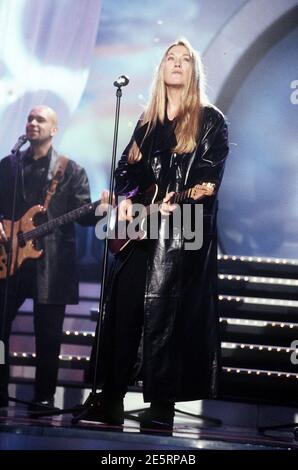 JULIANE WERDING, deutsche Sängerin und Musikerin, bei einem TV-Auftritt, um 1998. JULIANE WERDING, deutsche Sängerin und Musikerin, TV-Performance, um 1998. Stockfoto