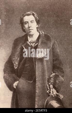 Oscar Wilde. Oscar Fingal O'Flahertie Wills Wilde (16. Oktober 1854 – 30. November 1900) war ein irischer Dichter und Dramatiker. Nachdem er 1880s in verschiedenen Formen geschrieben hatte, wurde er Anfang 1890s zu einem der beliebtesten Dramatiker in London. Er ist am besten in Erinnerung für seine Epigramme und Theaterstücke, seinen Roman das Bild von Dorian Gray, und die Umstände seiner strafrechtlichen Verurteilung wegen grober Unanständigkeit für einvernehmliche homosexuelle Handlungen, Inhaftierung und frühen Tod durch Meningitis im Alter von 46 Jahren. Stockfoto