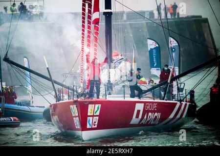 Les Sables d’Olonne, Frankreich. Januar 2021. Der Skipper der Groupe Apicil, Damien Seguin überquerte die Ziellinie der Vendée Globe 2020 an diesem Donnerstag 28. Februar um 12:19 Uhr nach genau 80 Tagen 21 Stunden 58 Minuten und 20 Sekunden auf See verbracht.Photo by Thibaud Moritz / ABACAPRESS.COM Credit: Abaca Press/Alamy Live News Stockfoto