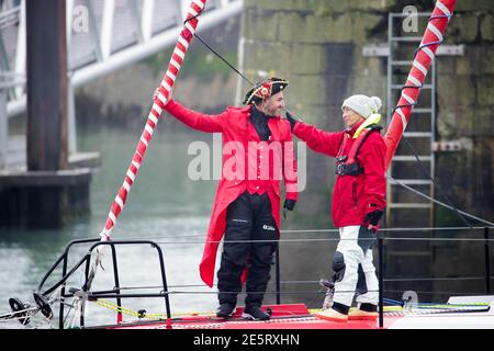 Les Sables d’Olonne, Frankreich. Januar 2021. Der Skipper der Groupe Apicil, Damien Seguin überquerte die Ziellinie der Vendée Globe 2020 an diesem Donnerstag 28. Februar um 12:19 Uhr nach genau 80 Tagen 21 Stunden 58 Minuten und 20 Sekunden auf See verbracht.Photo by Thibaud Moritz / ABACAPRESS.COM Credit: Abaca Press/Alamy Live News Stockfoto