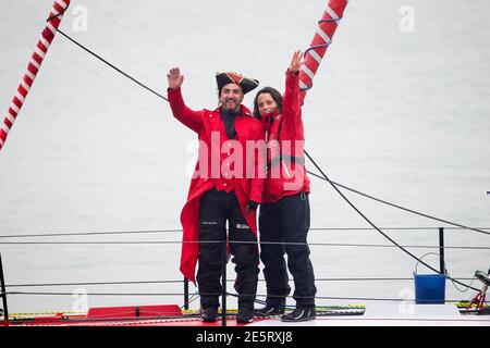 Les Sables d’Olonne, Frankreich. Januar 2021. Der Skipper der Groupe Apicil, Damien Seguin überquerte die Ziellinie der Vendée Globe 2020 an diesem Donnerstag 28. Februar um 12:19 Uhr nach genau 80 Tagen 21 Stunden 58 Minuten und 20 Sekunden auf See verbracht.Photo by Thibaud Moritz / ABACAPRESS.COM Credit: Abaca Press/Alamy Live News Stockfoto