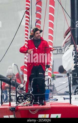 Les Sables d’Olonne, Frankreich. Januar 2021. Der Skipper der Groupe Apicil, Damien Seguin überquerte die Ziellinie der Vendée Globe 2020 an diesem Donnerstag 28. Februar um 12:19 Uhr nach genau 80 Tagen 21 Stunden 58 Minuten und 20 Sekunden auf See verbracht.Photo by Thibaud Moritz / ABACAPRESS.COM Credit: Abaca Press/Alamy Live News Stockfoto