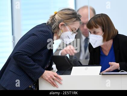 Potsdam, Deutschland. Januar 2021. Ursula Nonnemacher (r), Bündnis 90/die Grünen), Ministerin für Soziales, Gesundheit, Integration und Verbraucherschutz, und Tina Fischer (l, SPD) sprechen während der landtagsversammlung. Quelle: Soeren Stache/dpa-Zentralbild/dpa/Alamy Live News Stockfoto