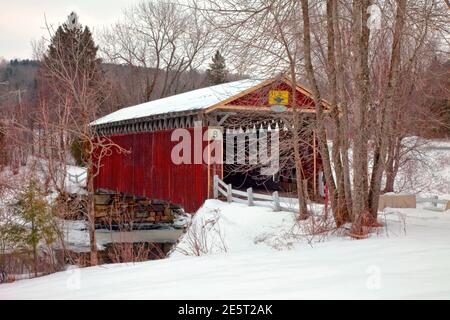 Narrows Covered Bridge in der Nähe des Lake Memphremagog in den östlichen Townships, Quebec, Kanada Stockfoto