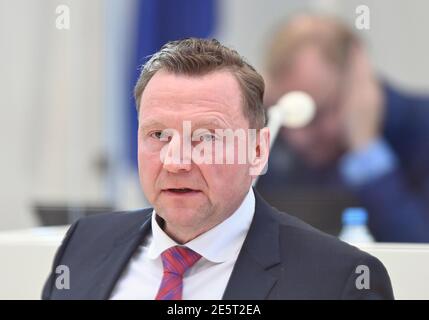 Potsdam, Deutschland. Januar 2021. Steffen John (AfD) spricht während der landtagsversammlung in der von der SPD beantragten Stunde zum Thema "Brandenburga Zukunft sichern - gerade in Krisenzeiten. Ausbildung und Bindung von Fachkräften und Förderung von Investitionen“. Quelle: Soeren Stache/dpa-Zentralbild/dpa/Alamy Live News Stockfoto