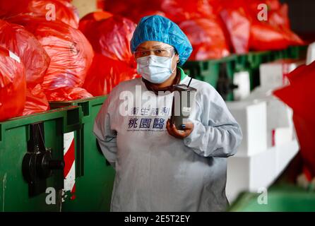 Taoyuan, Taiwan. Januar 2021. Ein Arzt, der eine Maske trägt, wird in einem biomedizinischen Abfalldeponie des Allgemeinen Krankenhauses von Taoyuan gesehen, wo Mitte Januar eine Gruppe von Covid-19-Übertragungen begonnen wurde. Als Fälle im Zusammenhang mit dem Cluster des Krankenhauses zugenommen haben, sagten Taoyuan-Beamte am 28. Januar, dass schätzungsweise 13,000 Menschen in Quarantäne gestellt werden, um eine Ausweitung der Übertragung des Coronavirus zu vermeiden. Kredit: SOPA Images Limited/Alamy Live Nachrichten Stockfoto