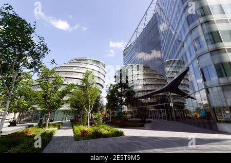 City Hall spiegelt sich in More London Riverside, Southwark, London, UK Stockfoto