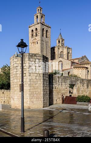 Sant Cugat del Valles- Katalonien, SPANIEN - 10/23/2020: Vertikale Ansicht des romanischen Klosters Stockfoto