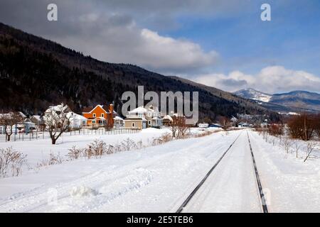 Bahngleise und das Dorf Petite Rivere im Winter in der Charlevoix Region von Quebec, Kanada Stockfoto