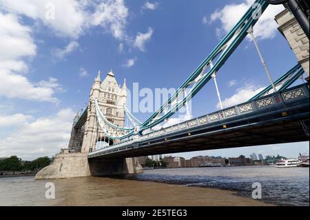 Weitwinkelansicht der Tower Bridge vom South Bank of Die Themse Stockfoto