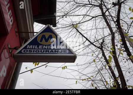 BELGRAD, SERBIEN - 17. NOVEMBER 2020: Logo von Milenijum Osiguranje auf ihrem Belgrader Büro. Milenijum Osiguranje, oder Millenium Versicherung, ist einer von Stockfoto