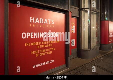 BELGRAD, SERBIEN - 12. DEZEMBER 2020: Harat's Logo vor der neu eröffneten Bar in Belgrad. Harats ist eine Kette von Irish Pub Verbreitung weltweit speci Stockfoto