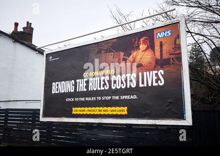 Eine Regierung und National Health Service Reklametafel Werbung über soziale Distanzierung und die Ausbreitung von Coronavirus in Shipley, West Yorkshire gesehen Stockfoto