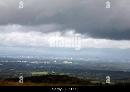 Sommersturm über Manchester aus der Nähe von Bowstonegate Lyme gesehen Handley Lyme Park Disley Cheshire England Stockfoto