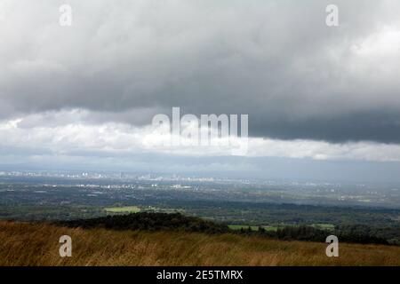 Sommersturm über Manchester aus der Nähe von Bowstonegate Lyme gesehen Handley Lyme Park Disley Cheshire England Stockfoto