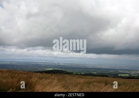 Sommersturm über Manchester aus der Nähe von Bowstonegate Lyme gesehen Handley Lyme Park Disley Cheshire England Stockfoto