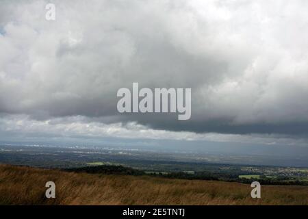 Sommersturm über Manchester aus der Nähe von Bowstonegate Lyme gesehen Handley Lyme Park Disley Cheshire England Stockfoto