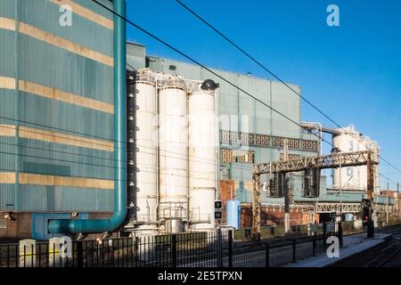 Ein Waschpulver Unilever, Seife, Waschpulver, Fabrik in Warrington, dass, gemacht, Marken Persil, und, Surf, ist wahrscheinlich zu schließen, weil die Verbraucher mit Flüssigkeit und Gel Kapsel Reinigungsmittel statt. Warrington, Lancashire, Cheshire, Banken von, River Mersey, Nordwesten, England, Englisch, Stadt, Stadt, Großbritannien, Großbritannien, Großbritannien, Großbritannien, Großbritannien, Unilever basiert seit 136 Jahren auf der Website, Wirtschaft, Verschiebung, Verbraucher, Muster, Nachfrage. Fabrik, befindet sich neben, zu, Warrington Quay, Zug, Bahnhof, Warrington Quay Bahnhof, Stockfoto