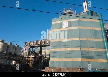 Ein Waschpulver Unilever, Seife, Waschpulver, Fabrik in Warrington, dass, gemacht, Marken Persil, und, Surf, ist wahrscheinlich zu schließen, weil die Verbraucher mit Flüssigkeit und Gel Kapsel Reinigungsmittel statt. Warrington, Lancashire, Cheshire, Banken von, River Mersey, Nordwesten, England, Englisch, Stadt, Stadt, Großbritannien, Großbritannien, Großbritannien, Großbritannien, Großbritannien, Unilever basiert seit 136 Jahren auf der Website, Wirtschaft, Verschiebung, Verbraucher, Muster, Nachfrage. Fabrik, befindet sich neben, zu, Warrington Quay, Zug, Bahnhof, Warrington Quay Bahnhof, Stockfoto