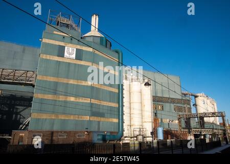 Ein Waschpulver Unilever, Seife, Waschpulver, Fabrik in Warrington, dass, gemacht, Marken Persil, und, Surf, ist wahrscheinlich zu schließen, weil die Verbraucher mit Flüssigkeit und Gel Kapsel Reinigungsmittel statt. Warrington, Lancashire, Cheshire, Banken von, River Mersey, Nordwesten, England, Englisch, Stadt, Stadt, Großbritannien, Großbritannien, Großbritannien, Großbritannien, Großbritannien, Unilever basiert seit 136 Jahren auf der Website, Wirtschaft, Verschiebung, Verbraucher, Muster, Nachfrage. Fabrik, befindet sich neben, zu, Warrington Quay, Zug, Bahnhof, Warrington Quay Bahnhof, Stockfoto