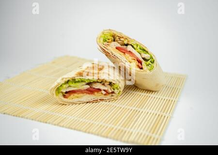 Hausgemachte Shawarma / Burrito / Pita / Hühnerrolle mit Gemüse und Sauce. Stockfoto