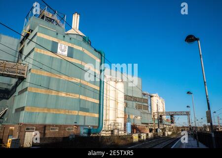 Ein Waschpulver Unilever, Seife, Waschpulver, Fabrik in Warrington, dass, gemacht, Marken Persil, und, Surf, ist wahrscheinlich zu schließen, weil die Verbraucher mit Flüssigkeit und Gel Kapsel Reinigungsmittel statt. Warrington, Lancashire, Cheshire, Banken von, River Mersey, Nordwesten, England, Englisch, Stadt, Stadt, Großbritannien, Großbritannien, Großbritannien, Großbritannien, Großbritannien, Unilever basiert seit 136 Jahren auf der Website, Wirtschaft, Verschiebung, Verbraucher, Muster, Nachfrage. Fabrik, befindet sich neben, zu, Warrington Quay, Zug, Bahnhof, Warrington Quay Bahnhof, Stockfoto