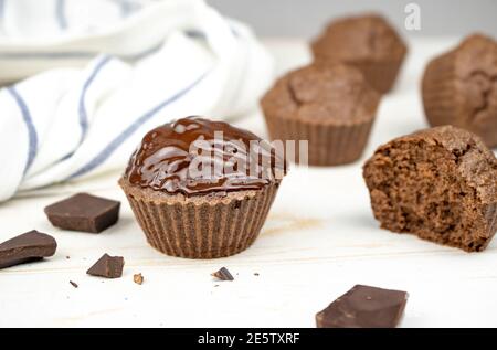 Hausgemachte Schokolade braune Muffins auf weißem Tisch Stockfoto