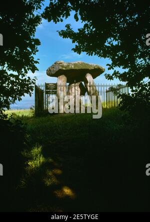 Sehen Sie WNW von Kit's Coty House, Kent, England, Großbritannien, die Überreste einer neolithischen Grabkammer, die am südöstlichen Ende eines denuded irdhen langen Hügels steht. Stockfoto